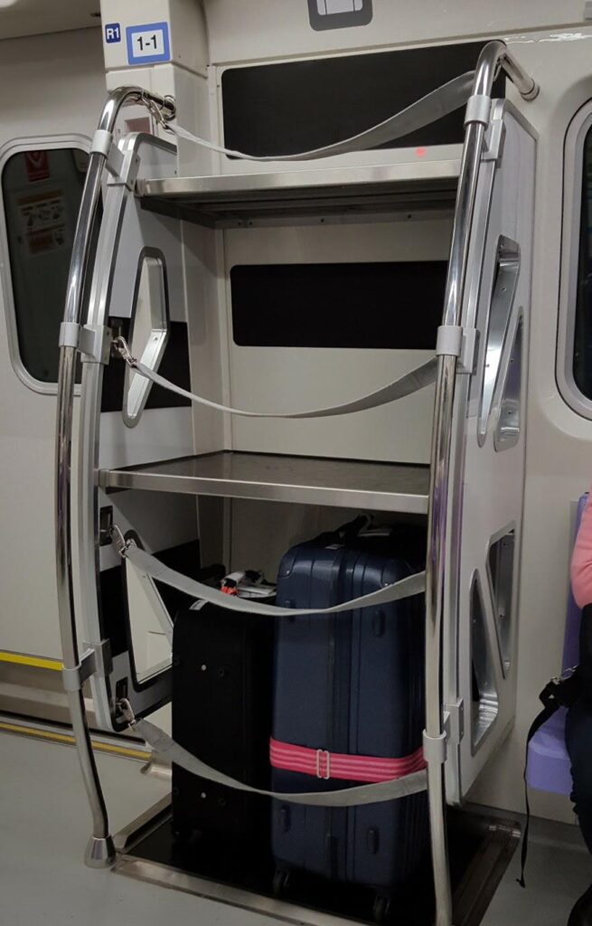 桃園MRT車内のスーツケース用の荷物置きスペース